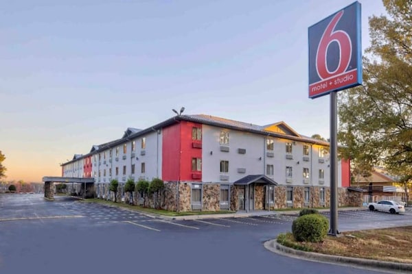 Foto van 1 kingsize bed | Rookvrij, koelkast - Vakantiehuis in Little Rock AR - ExteriorSummer