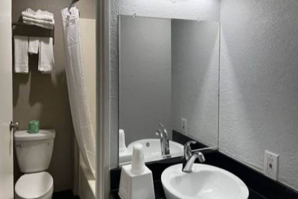 Foto van 1 kingsize bed | Rookvrij, koelkast - Vakantiehuis in Little Rock AR - BathRoom
