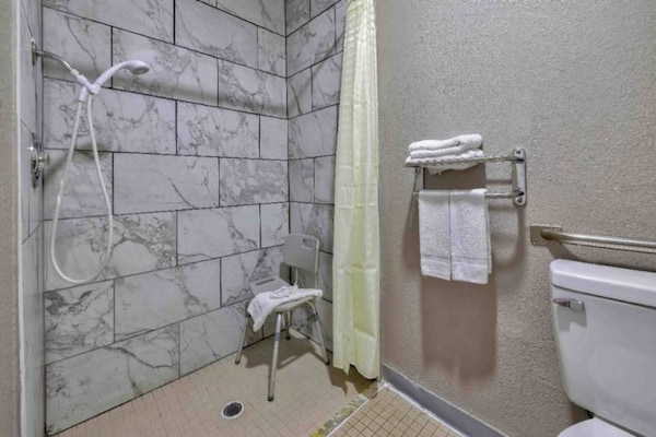 Foto van 1 kingsize bed | Rookvrij, koelkast - Vakantiehuis in Little Rock AR - Facilities