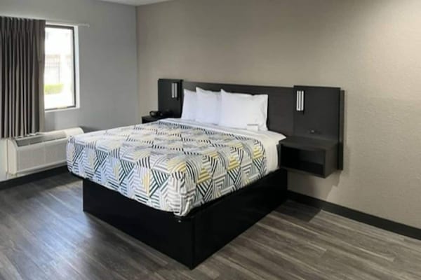 Foto van 1 kingsize bed | Rookvrij, koelkast - Vakantiehuis in Little Rock AR - BedRoom