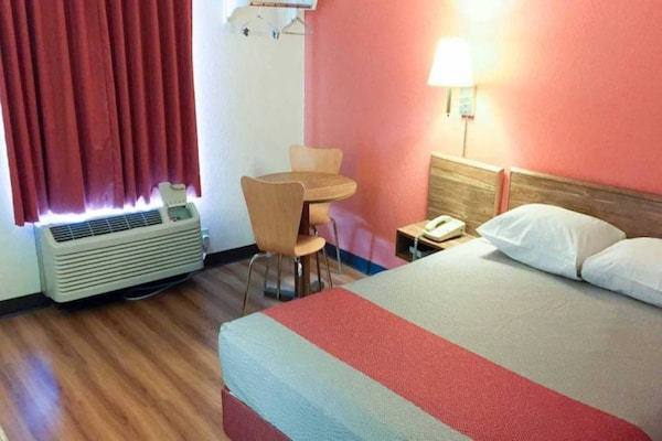 Foto van 1 kingsize bed | Rolstoeltoegankelijk bad, NSMK - Vakantiehuis in Arkadelphia - BedRoom