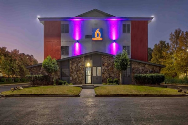 Foto van 1 kingsize bed | Roken toegestaan, Keuken - Vakantiehuis in Little Rock AR - ExteriorSummer
