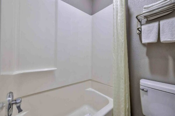 Foto van 1 tweepersoonsbed (queensize|Roken toegesta Keuken - BathRoom