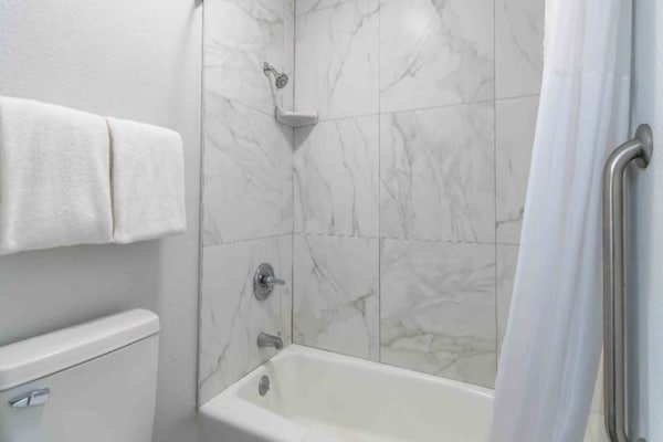 Foto van 1 kingsize bed | Nsmk, keuken - Vakantiehuis in Madera CA - BathRoom