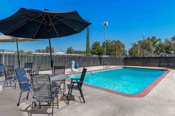 Foto van 1 kingsize bed | Nsmk, keuken - Vakantiehuis in Madera CA - Pool