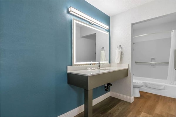 Foto van 1 kingsize bed | Nsmk, Micfridge - Vakantiehuis in Madera CA - BathRoom