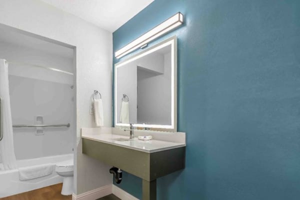 Foto van 1 kingsize bed | Nsmk, Micfridge - Vakantiehuis in Madera CA - BathRoom