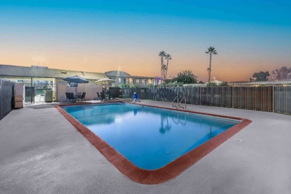 Foto van 1 kingsize bed | Nsmk, Micfridge - Vakantiehuis in Madera CA - Pool