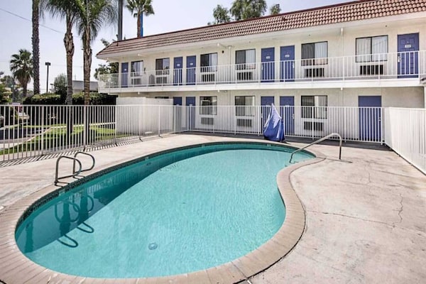 Foto van 1 kingsize bed | Rookvrij, magnetron - Vakantiehuis in Fresno - Pool