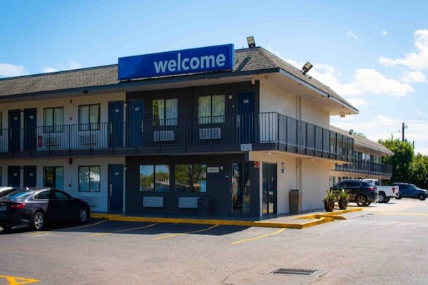Foto van 1 tweepersoonsbed (Queensize) | Motel 6 Lantana - Vakantiehuis in Lantana - ExteriorSummer