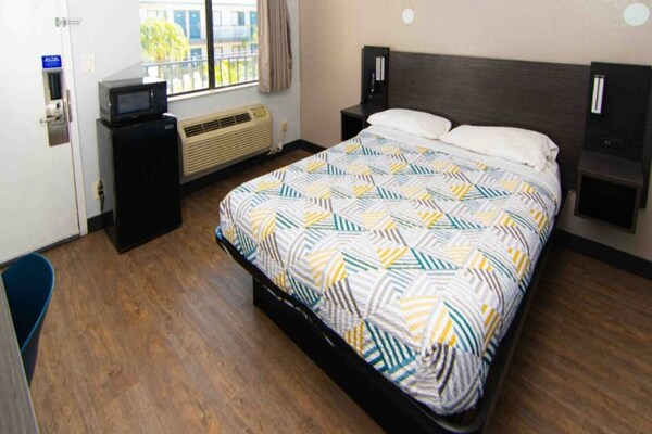 Foto van 1 tweepersoonsbed (Queensize) | Motel 6 Lantana - Vakantiehuis in Lantana - BedRoom
