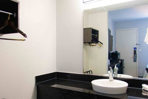 Foto van 1 tweepersoonsbed (Queensize) | Rolstoeltoegankelijke/RI-douche/Premium - BathRoom