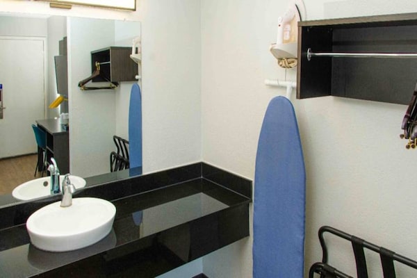 Foto van 1 tweepersoonsbed (Queensize) | Rolstoeltoegankelijke/RI-douche/Premium - BathRoom