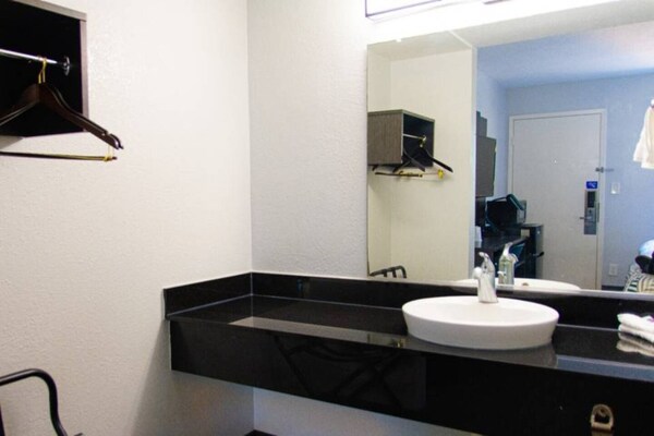 Foto van 1 tweepersoonsbed (Queensize) | Rolstoeltoegankelijke/RI-douche/Premium - Facilities