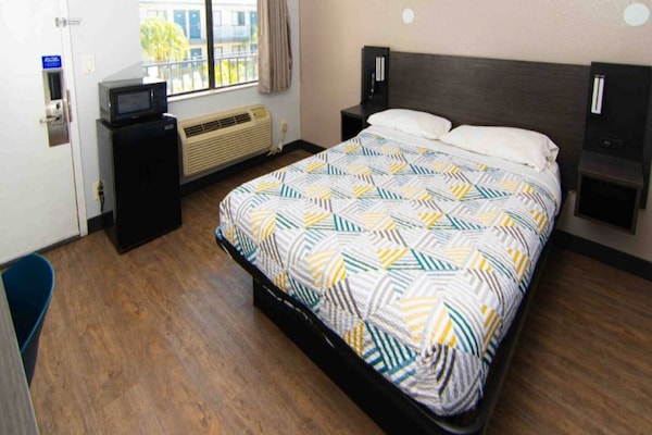 Foto van 1 tweepersoonsbed (Queensize) | Rolstoeltoegankelijke/RI-douche/Premium - BedRoom