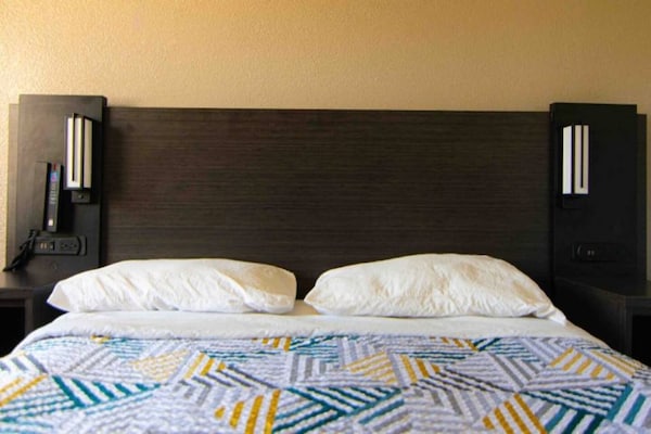 Foto van 1 tweepersoonsbed (Queensize) | Rolstoeltoegankelijke/RI-douche/Premium - BedRoom