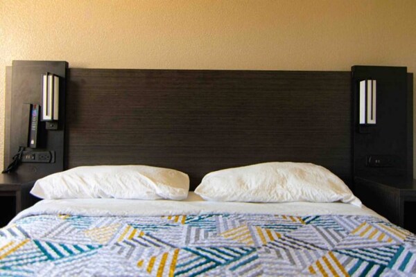 Foto van 1 tweepersoonsbed (Queensize) | Rolstoeltoegankelijke/RI-douche/Premium - BedRoom