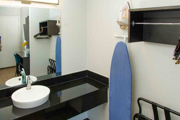 Foto van 1 tweepersoonsbed (Queensize) | Premium, Micfridge - BathRoom