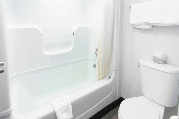 Foto van 1 tweepersoonsbed (queensize) | Rolstoeltoegankelijk bad - BathRoom