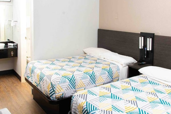 Foto van 1 tweepersoonsbed (queensize) | Rolstoeltoegankelijk bad - BedRoom