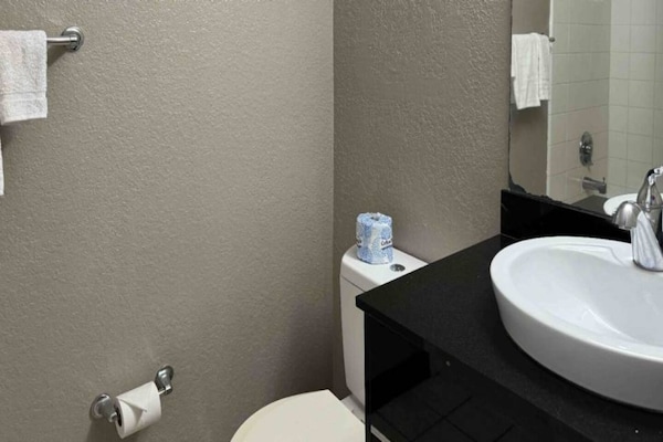 Foto van 1 tweepersoonsbed (queensize) | Toegankelijk voor mindervaliden/bad, rookvrij - BathRoom