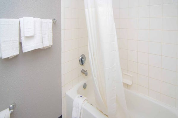 Foto van 1 tweepersoonsbed (queensize) | Toegankelijk voor mindervaliden/bad, rookvrij - BathRoom