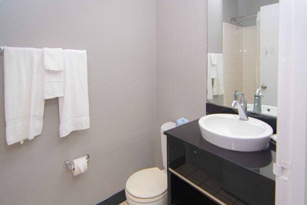 Foto van 1 tweepersoonsbed (queensize) | Toegankelijk voor mindervaliden/bad, rookvrij - BathRoom