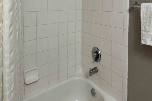 Foto van 1 tweepersoonsbed (queensize) | Toegankelijk voor mindervaliden/bad, rookvrij - BathRoom