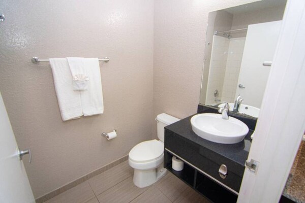 Foto van 1 tweepersoonsbed (queensize) | Rookvrij - Vakantiehuis in Coral Springs - Facilities