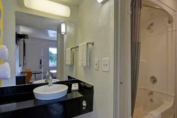 Foto van 1 tweepersoonsbed | Toegankelijk voor mindervaliden | Douche | Koelkast - BathRoom