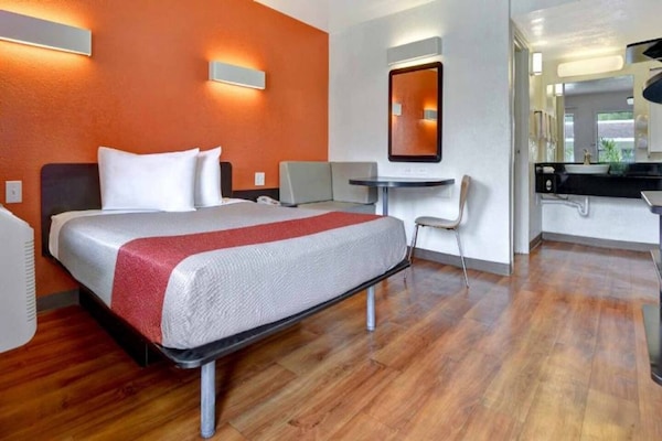 Foto van 1 tweepersoonsbed | Toegankelijk voor mindervaliden | Douche | Koelkast - BedRoom