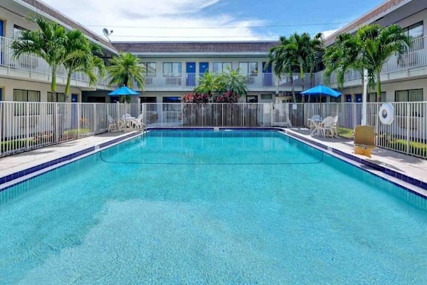 Foto van 1 tweepersoonsbed (Queensize) | Dania Beach - Vakantiehuis in Dania Beach - Pool