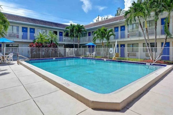 Foto van 1 tweepersoonsbed (Queensize) | Dania Beach - Vakantiehuis in Dania Beach - Pool