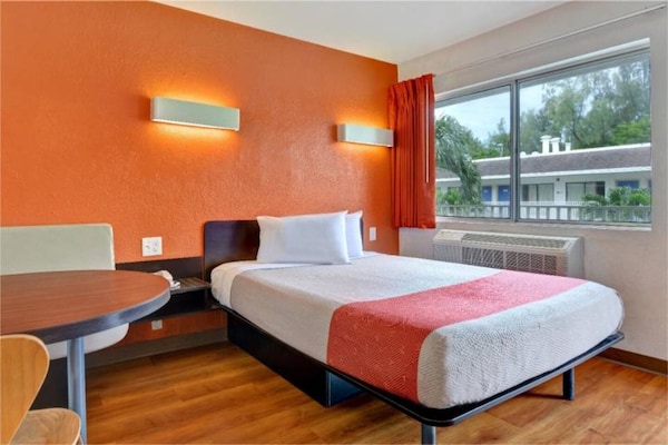 Foto van 1 tweepersoonsbed (queensize) | Minikoelkast - Vakantiehuis in Dania Beach - Facilities