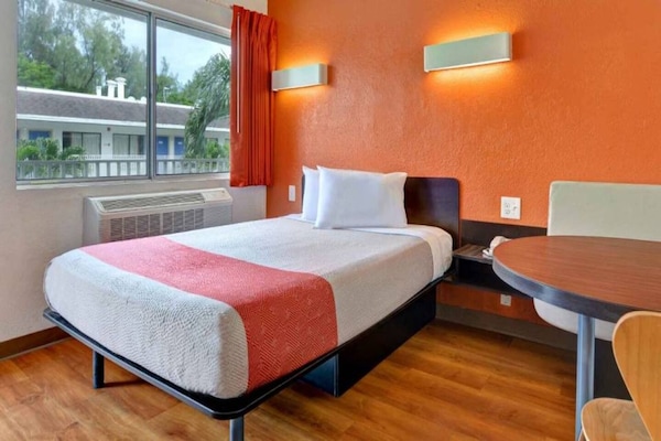 Foto van 1 tweepersoonsbed (queensize) | Minikoelkast - Vakantiehuis in Dania Beach - BedRoom