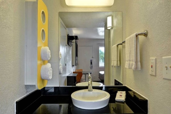 Foto van 1 tweepersoonsbed (queensize) | Roken toegestaan - Vakantiehuis in Dania Beach - BathRoom