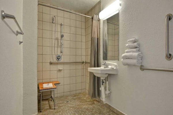 Foto van 1 tweepersoonsbed (queensize) | Roken toegestaan - Vakantiehuis in Dania Beach - BathRoom