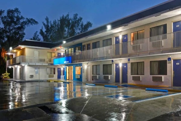 Foto van 1 tweepersoonsbed (queensize) | Roken toegestaan - Vakantiehuis in Dania Beach - ExteriorSummer