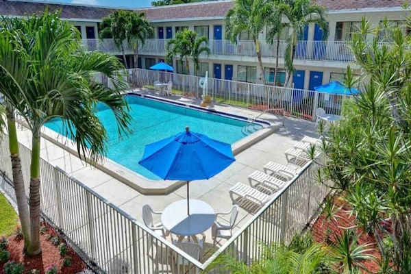 Foto van 1 tweepersoonsbed (queensize) | Roken toegestaan - Vakantiehuis in Dania Beach - Pool