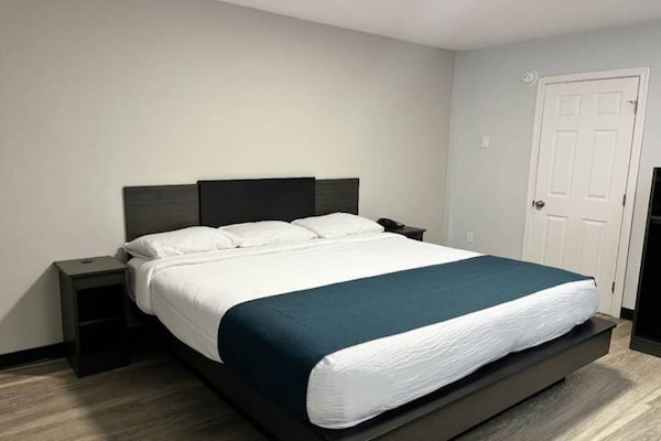 Foto van 1 queensize bed | Mob Acc RI Shwr Nsmk Micfridg - Vakantiehuis in Monroe - BedRoom