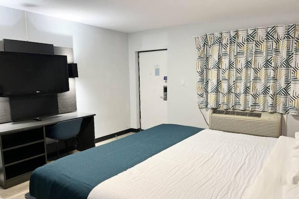Foto van 1 queensize bed | Mob Acc RI Shwr Nsmk Micfridg - Vakantiehuis in Monroe - BedRoom
