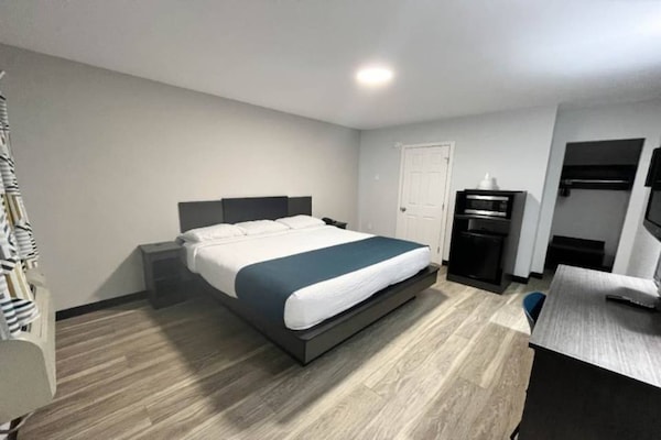 Foto van 1 queensize bed | Mob Acc RI Shwr Nsmk Micfridg - Vakantiehuis in Monroe - BedRoom
