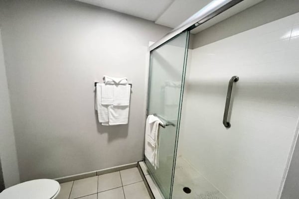 Foto van 1 queensize bed | Mob Acc RI Shwr Nsmk Micfridg - Vakantiehuis in Monroe - BathRoom