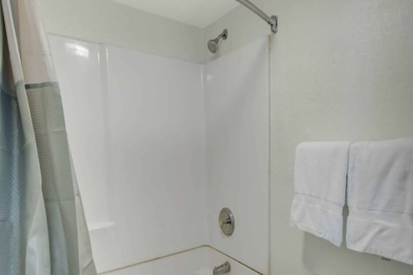 Foto van 1 tweepersoonsbed (queensize) | Roken mogelijk - Vakantiehuis in LIMA - BathRoom