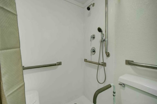 Foto van 1 tweepersoonsbed (queensize) | Roken mogelijk - Vakantiehuis in LIMA - BathRoom