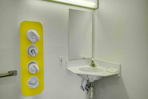 Foto van 1 tweepersoonsbed (queensize) | Roken mogelijk - Vakantiehuis in LIMA - BathRoom
