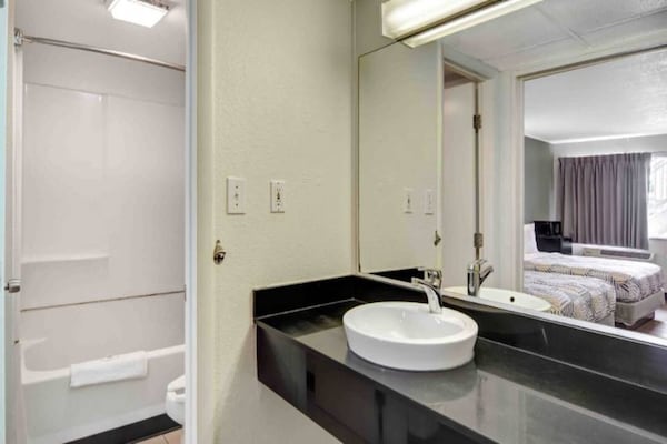 Foto van 1 tweepersoonsbed (queensize) | Roken mogelijk - Vakantiehuis in LIMA - BathRoom