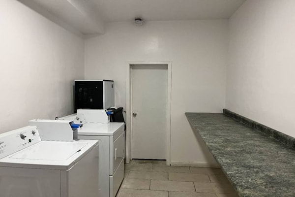 Foto van 1 kingsize bed | Rookvrij, koelkast - Vakantiehuis in Monroe - Facilities