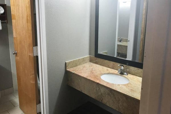 Foto van 1 kingsize bed | Suite, rookvrij, slaapbank - Vakantiehuis in Tupelo - BathRoom