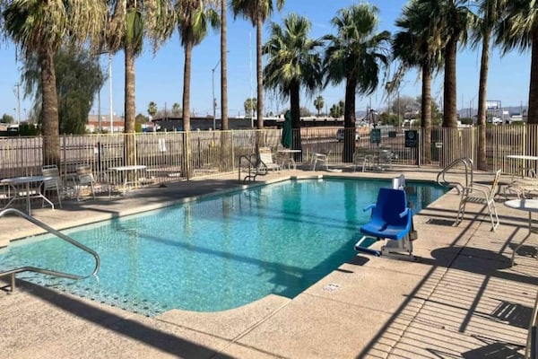 Foto van 1 kingsize bed | Rookvrij, koelkast - Vakantiehuis in Phoenix - Pool